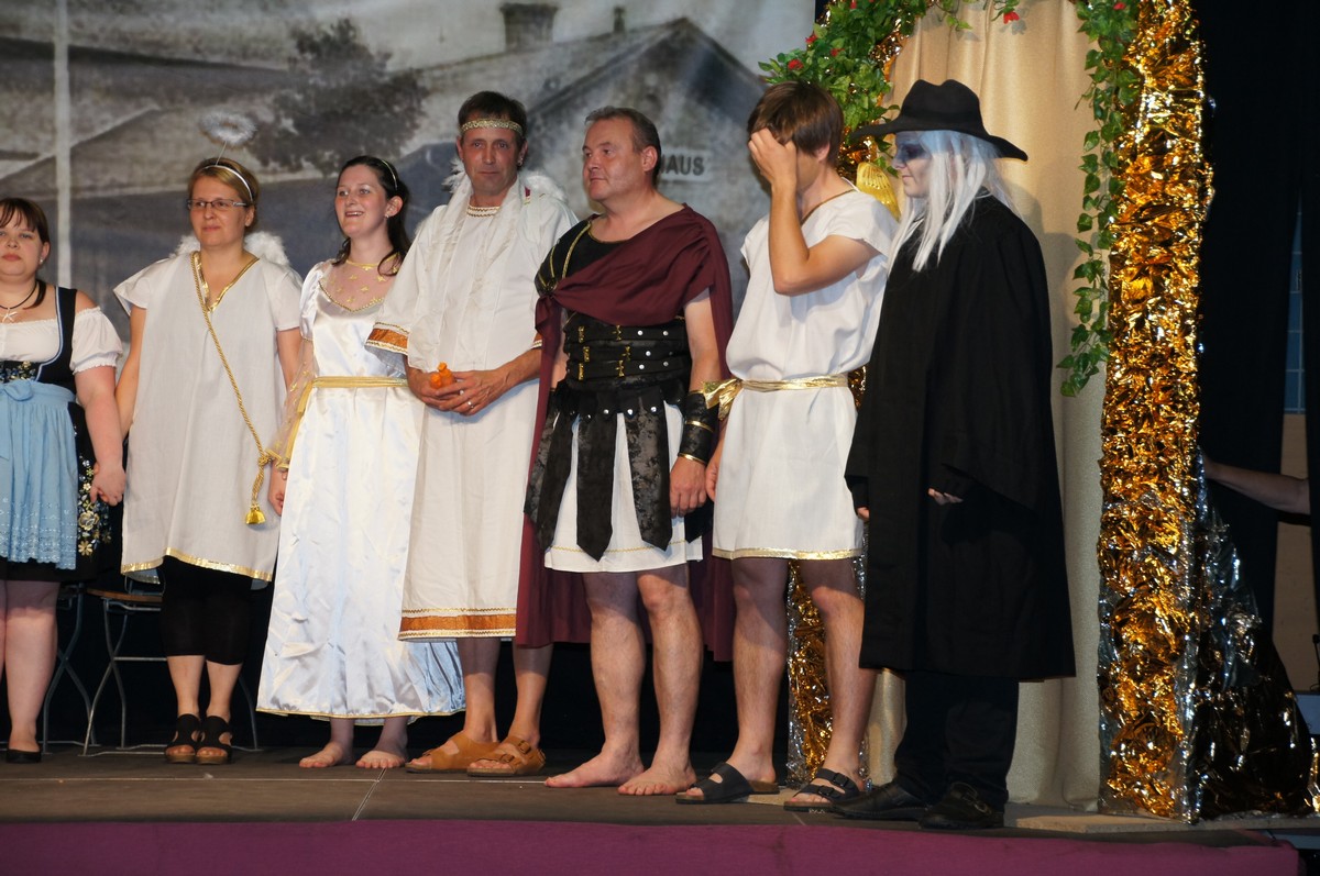 Jubiläumstag 20 Jahre Dorfbühne<br/>Philipp Kraus als Boandlkrammer, Kirche